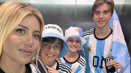 Wanda Nara junto a Valentino, Constantino y Benedicto. Foto: Instagram @official_valentino.lopez.