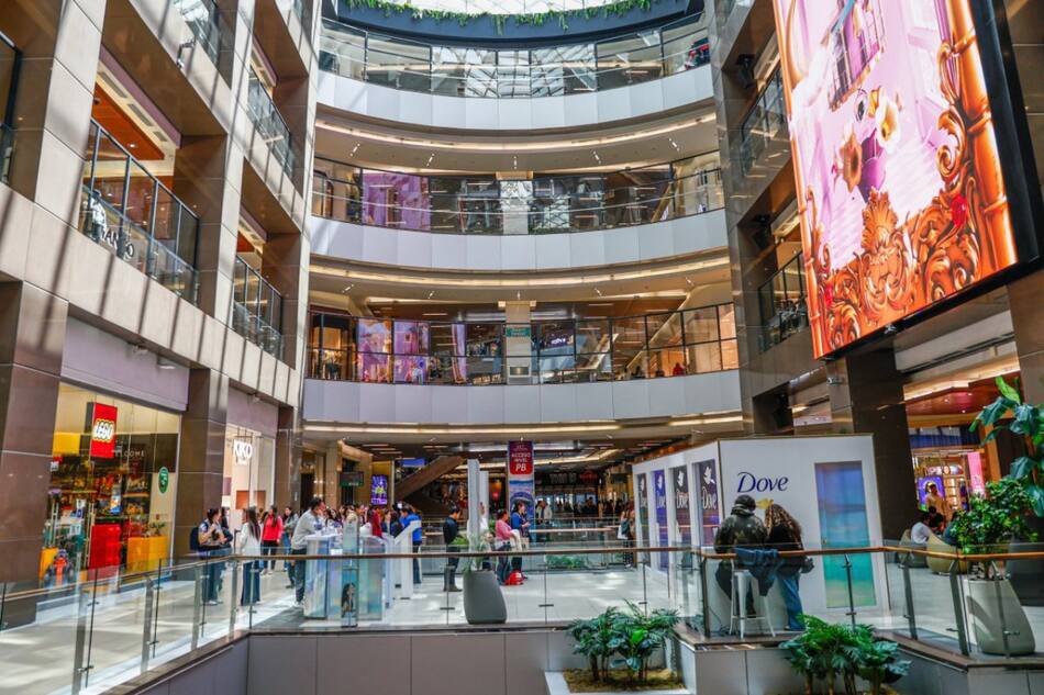 El interior de Cenco Costanera, shopping de Chile. Foto: Wikipedia.