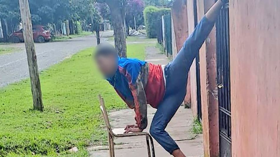 Intentó ingresar a una vivienda de San Miguel para robar y terminó con el pie clavado en la reja. Foto: X / ViaSzeta.