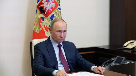 El presidente ruso Vladimir Putin asiste a la ceremonia de inauguración del puente Arkhangelsky _ EFE