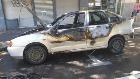 Auto incendiado para que no se lo lleven los inspectores. Foto: NA.