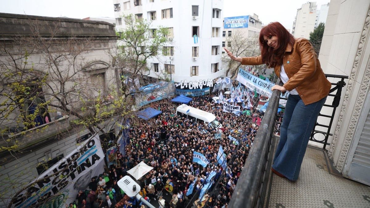 Cristina Kirchner en su casa de Constitución junto a la militancia.