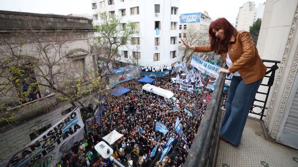 Cristina Kirchner en su casa de Constitución junto a la militancia.