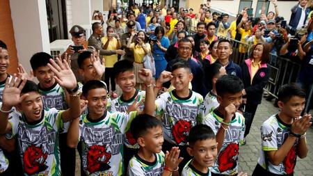 Niños que salieron de la cueva en Tailandia (Reuters)