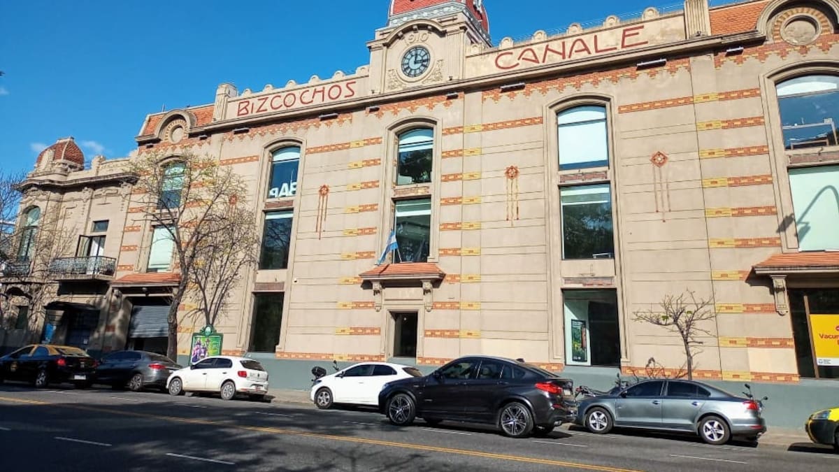 Frente al Parque Lezama se levanta un gigante industrial que marcó la infancia de varias generaciones