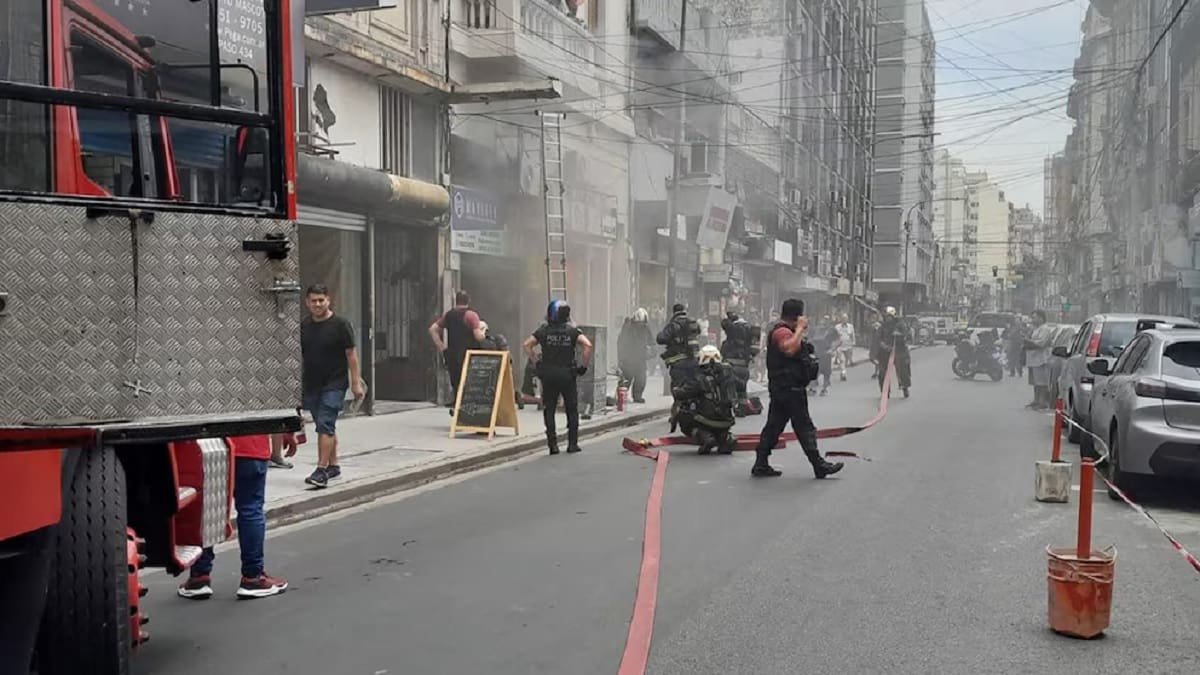 Incendio en un local de ropa de Once.