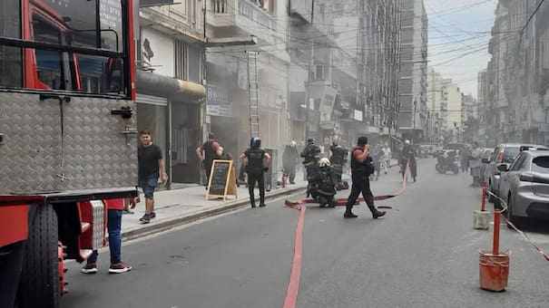 Voraz incendio en Once durante las compras de fin de año: más de 40 personas fueron afectadas y evacuadas