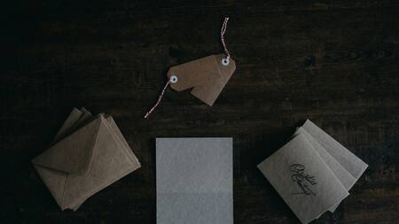 Repartir cartas, un hábito casi en desuso. Foto: Unsplash.