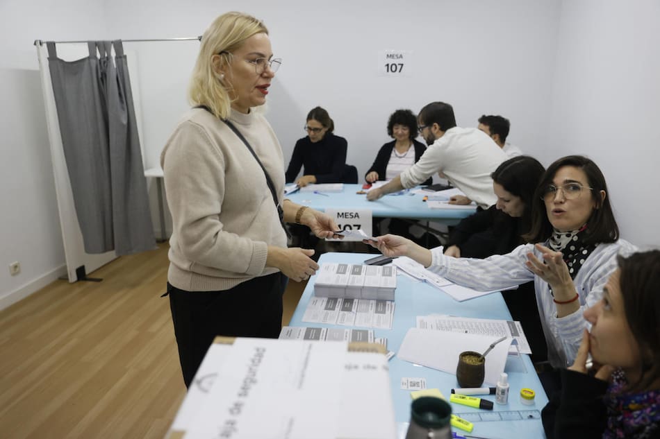 Argentinos residentes en Madrid votan en el Colegio Mayor Argentino. Foto: EFE