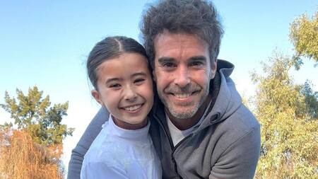 Nicolas Cabré junto a su hija Rufina.