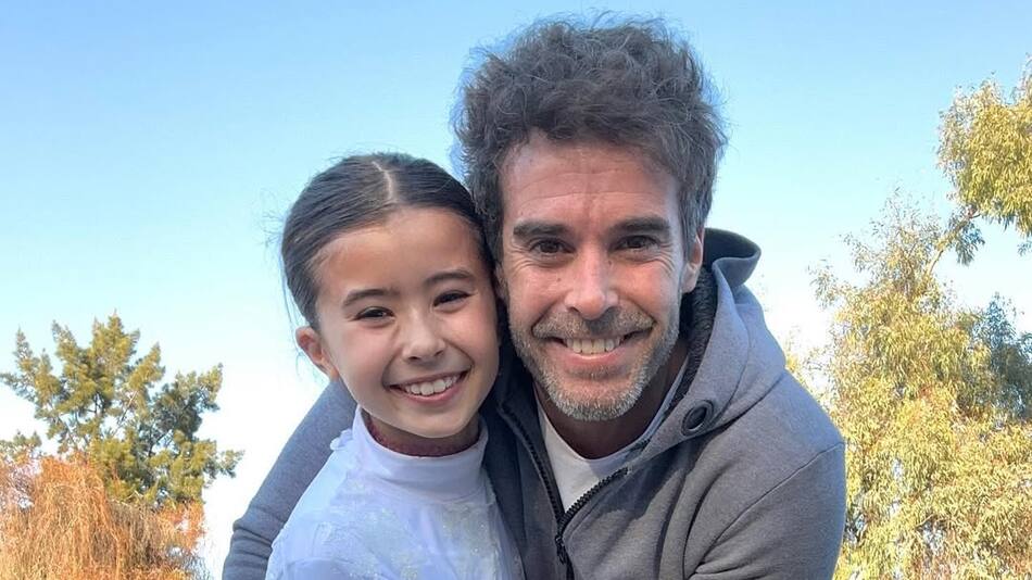 Nicolas Cabré junto a su hija Rufina.