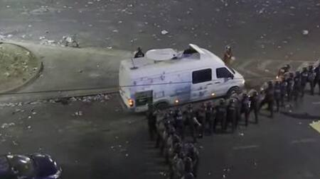 Incidentes en el Obelisco entre la Policía e hinchas que participaban de los festejos por el Mundial de Qatar