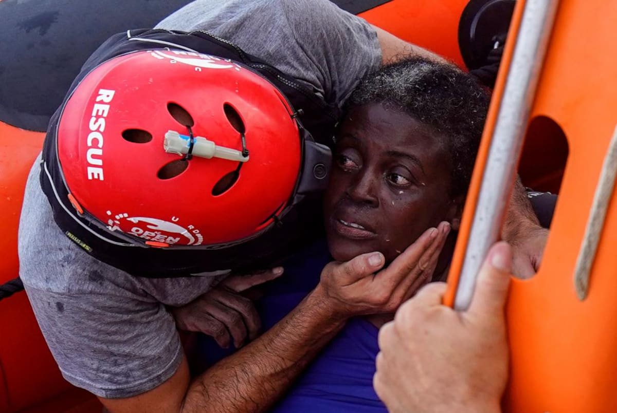 Náufraga aferrada a dos muertos para sobrevivir rescatada en Mediterráneo, Reuters