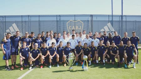 El plantel de Boca con los trofeos que ganó en 2022. Foto: Twitter @BocaJrsOficial