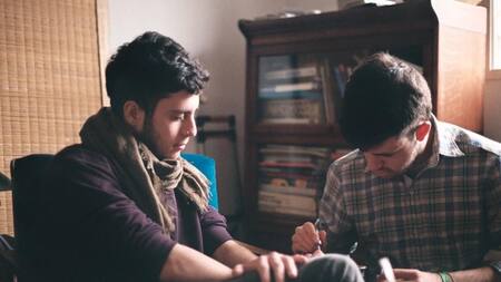 Tomás y Joaquín, jóvenes discriminados por su sexualidad en una pizzeria