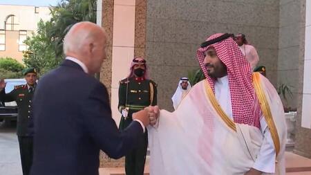 Joe Biden con Mohammed bin Salman en Arabia Saudita. Foto: Captura de video de EFE