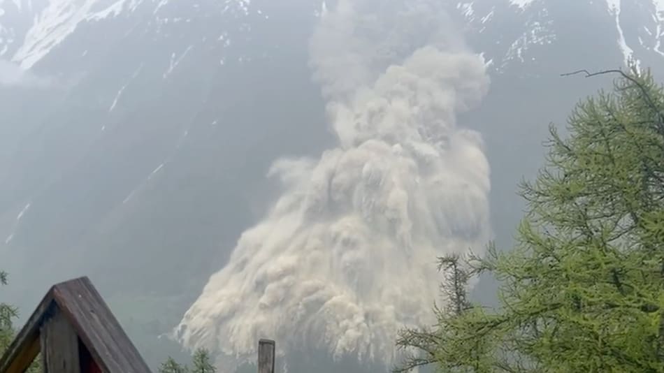Avalancha de hielo y piedras sobre un pueblo de Suiza. Foto: REUTERS.
