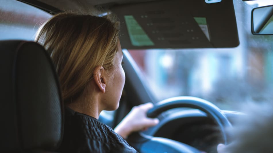 Uno de cada cuatro jóvenes mencionó que utiliza su celular mientras maneja. Foto: Unsplash.