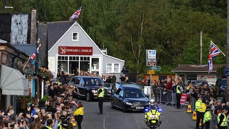 Duelo en Reino Unido: el cortejo fúnebre con los restos de Isabel II salió de Balmoral