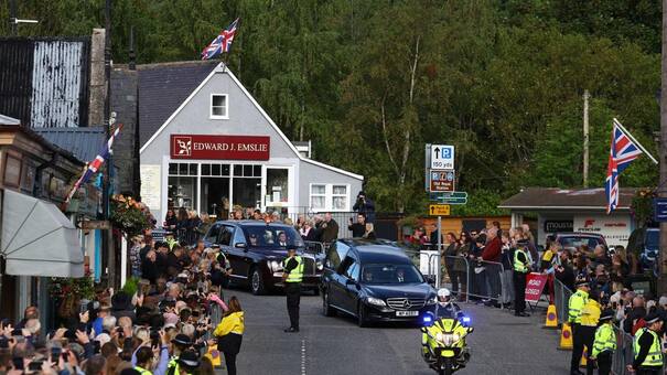 Duelo en Reino Unido: el cortejo fúnebre con los restos de Isabel II salió de Balmoral