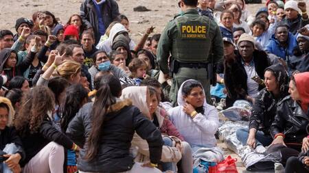 Migrantes intentando ingresar a EEUU. Foto: Reuters