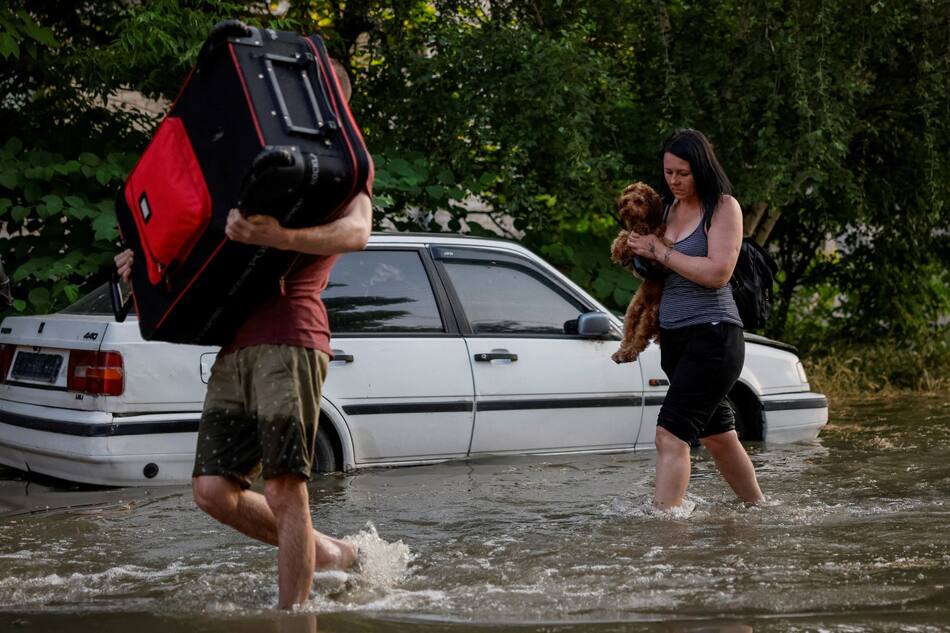 Inundados en Ucrania por voladura de represa. Foto Reuters.