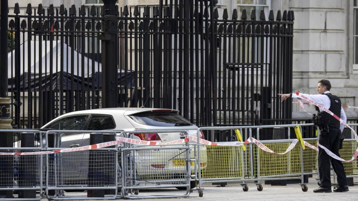 Auto chocó contra la reja de la residencia oficial del primer ministro británico. Foto: EFE.