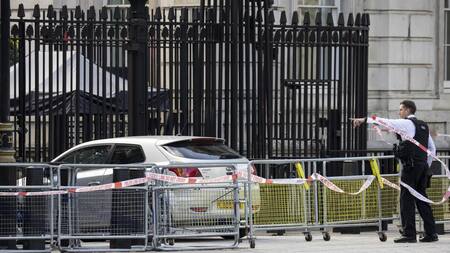 Auto chocó contra la reja de la residencia oficial del primer ministro británico. Foto: EFE.