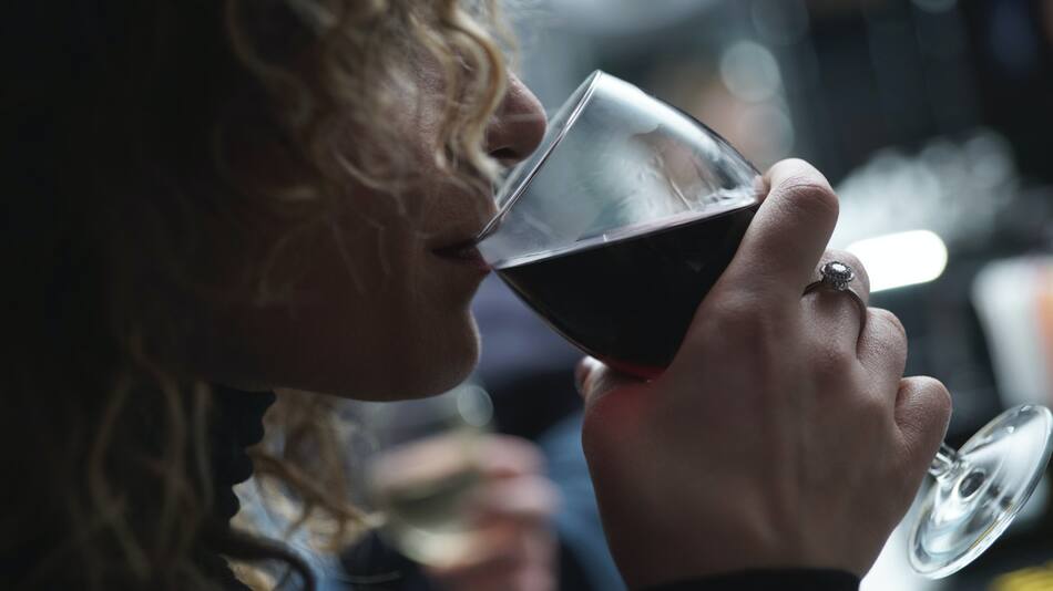 El vino puede generar manchas en la ropa o alfombras. Foto: Unsplash.