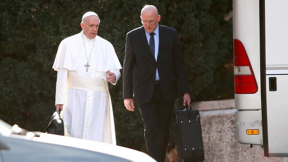 Papa Francisco y Domenico Giani, REUTERS