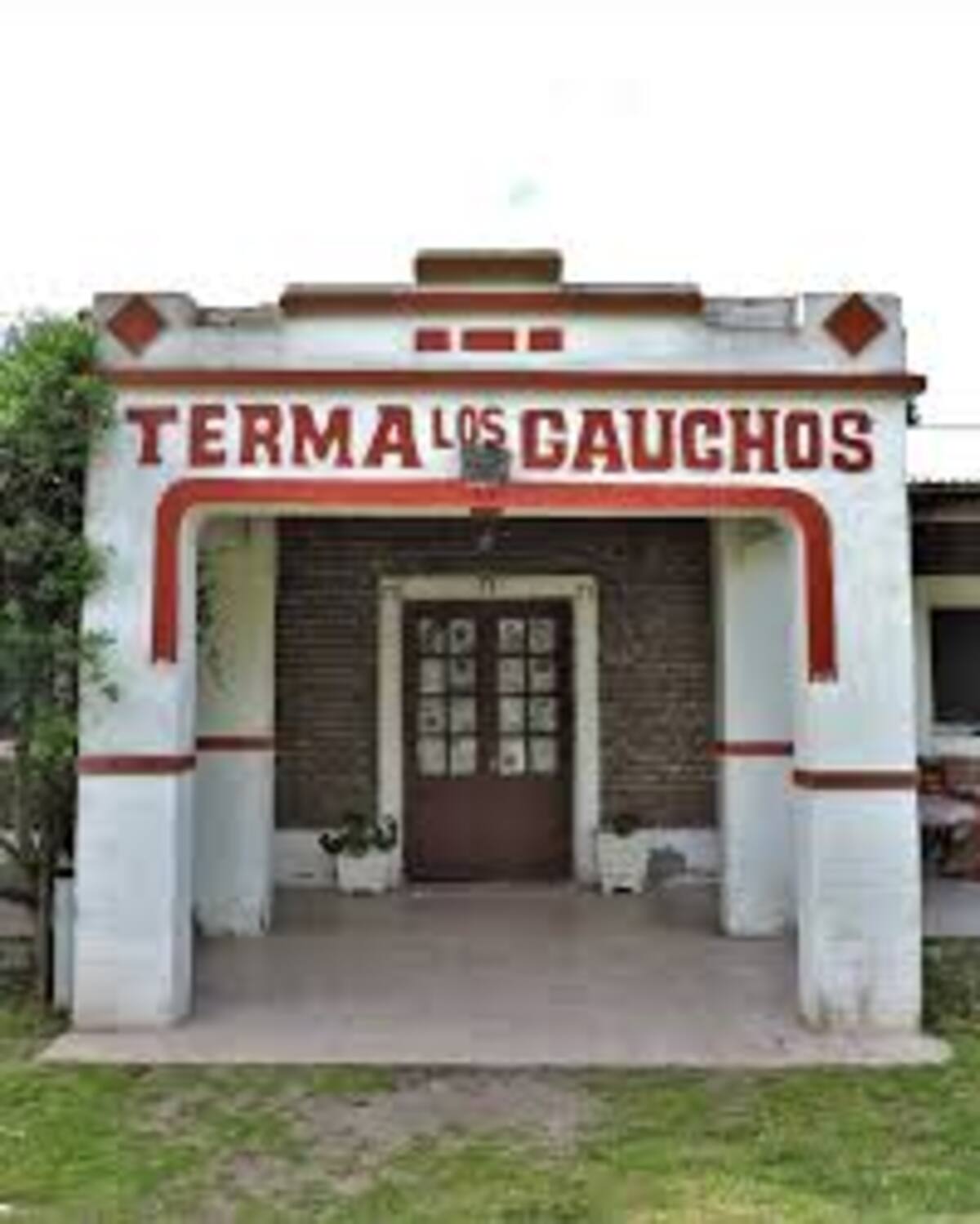 Aguas minerales a 80 °C en un entorno rural ideal para el descanso