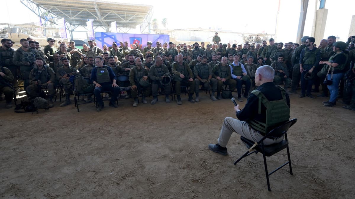 Benjamin Netanyahu junto a soldados israelíes en Rafah. Foto: REUTERS.