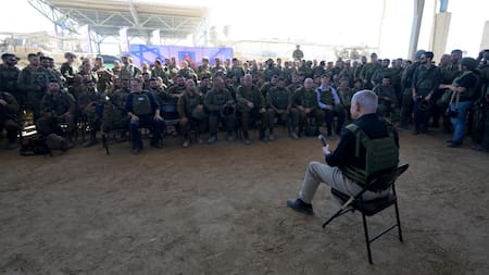 Benjamin Netanyahu junto a soldados israelíes en Rafah. Foto: REUTERS.