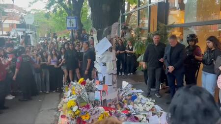 El padre de Liam Payne en el memorial del artista en Buenos Aires. Foto: NA.