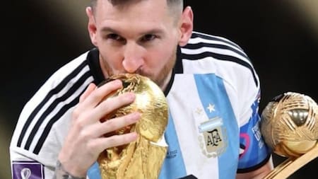 La primera imagen de Messi besando la copa.