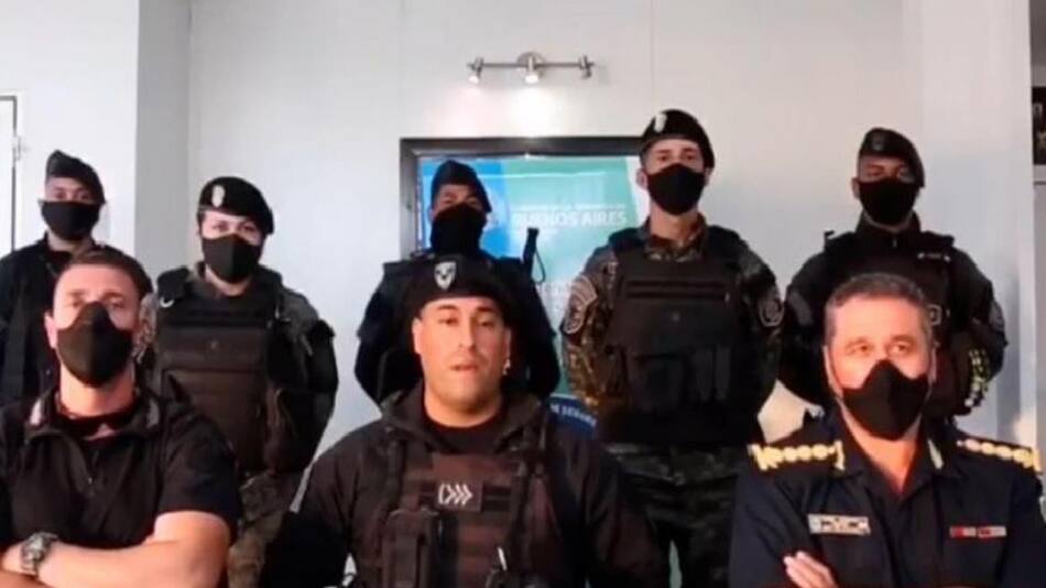 Policia que hicieron la venia a Patricia Bullrich