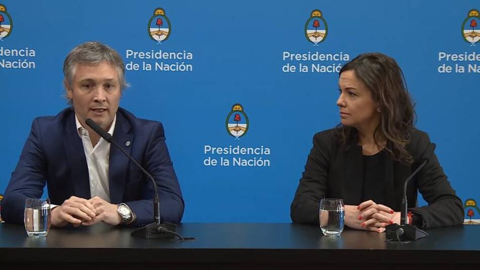 Conferencia de prensa de funcionarios del Gobierno, Fernando de Andreis y Carolina Stanley