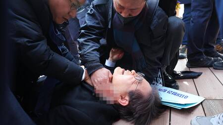 Lee Jae-myung, líder opositor de Corea del Sur, fue apuñalado en el cuello. Foto: EFE.
