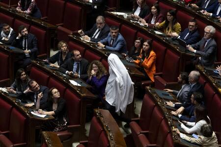 El momento de la aparición del parlamentario italiano vestido de fantasma. Foto: EFE/Massimo Percossi.