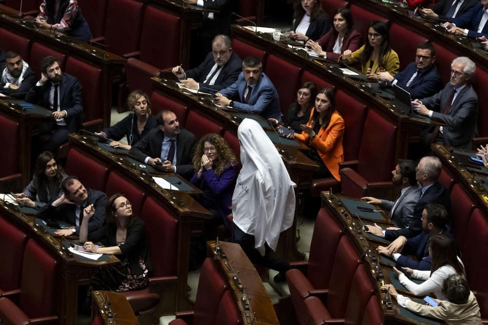 El momento de la aparición del parlamentario italiano vestido de fantasma. Foto: EFE/Massimo Percossi.