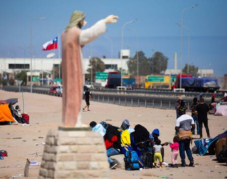 Crisis migratoria en la frontera entre Chile y Perú. Foto: EFE