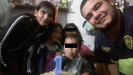 Sheila junto a sus tíos