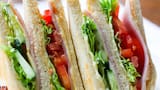 Una escapada imperdible: cómo llegar al pueblo bonaerense donde se prepara el sándwich de miga más grande de Argentina