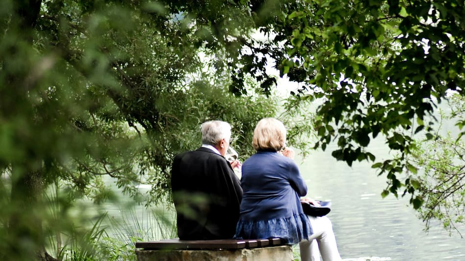 Pareja de personas mayores. Foto: Unsplash.