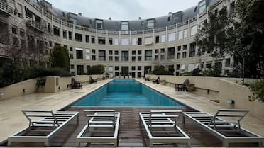 Fue la “manzana más cara de Buenos Aires” y casi termina como shopping: cuánto cuesta vivir en el Palacio Alcorta, el ícono residencial de Palermo