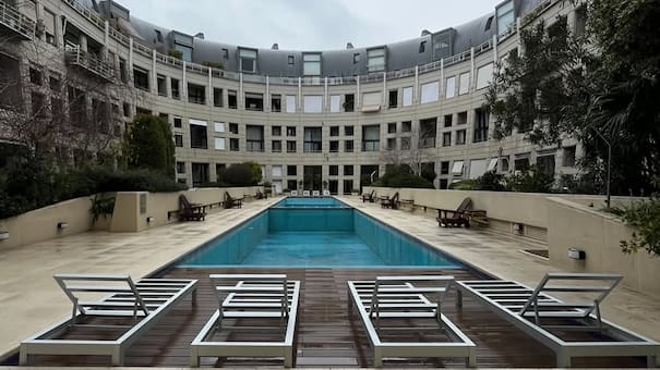 Fue la “manzana más cara de Buenos Aires” y casi termina como shopping: cuánto cuesta vivir en el Palacio Alcorta, el ícono residencial de Palermo