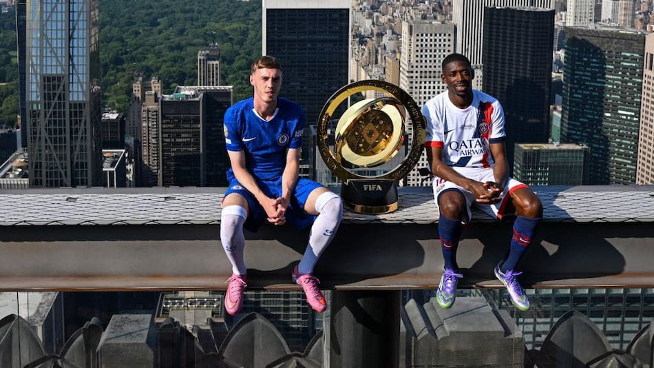 Cole Palmer (Chelsea) y Ousmane Dembélé (PSG) en la previa a la final del Mundial de Clubes 2025, sobre una viga en pleno Nueva York y con la Gran Manzana de fondo.