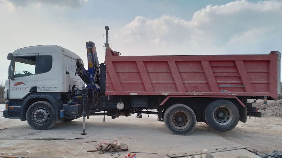 Camión desaparecido en el límite entre Quilmes y Florencio Varela marca Scania y perteneciente a una empresa constructora