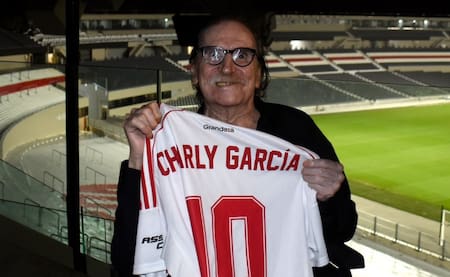 Charly García con la camiseta de River Plate. Foto: Instagram /lapaginamillonaria.