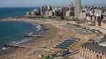 Alerta en las playas de Mar del Plata: la temperatura del agua se acerca al máximo histórico y crece la preocupación